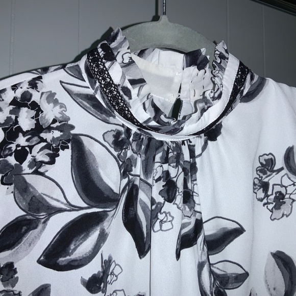 Karl Lagerfeld sleeveless floral ruffle mock neck top Sz M lace trim - Picture 2 of 7